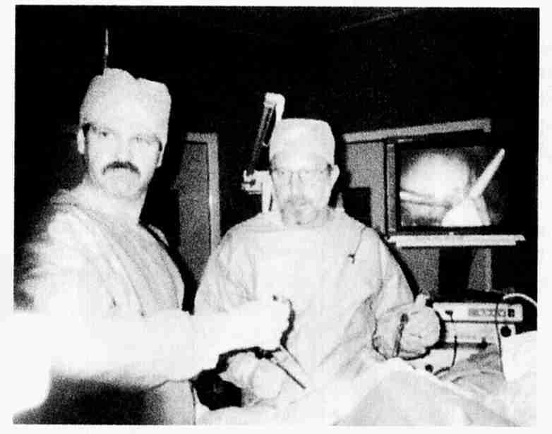  Ryc. 1. dr H. Reich (z prawej), który wykonał pierwszą histerektomę laparoskopową. 
